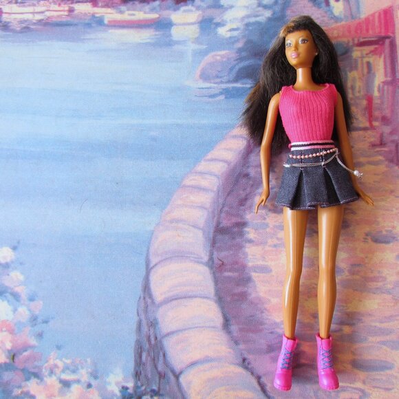 ETHNIC STREAKED HAIR BARBIE, LEGS BEND, BROWN HAIR w GOLD STREAK, BANGS + OUTFIT - Picture 4 of 6